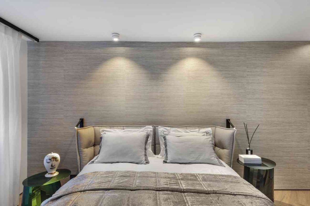 Simoene Architects Ltd – Central Israel תאורה מעל מיטה בחדר השינה נעשתה על ידי קמחי דורי